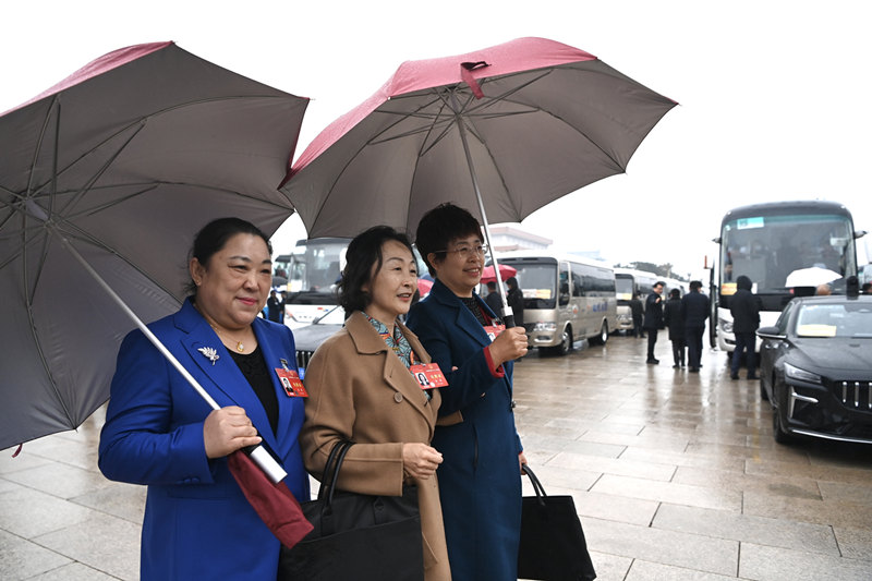 3月5日，十四届全国人大二次会议开幕，代表入场。